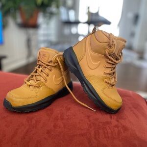 Nike Kids Brown Boots Perfect condition!!